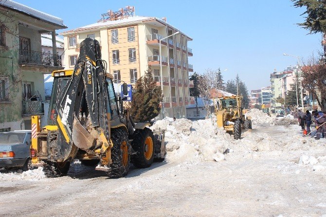 Beyşehir’de okul önlerinde kar temizliği
