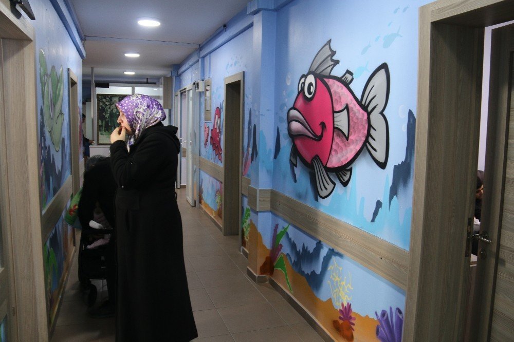 Kanserli minikler için hastane duvarlarına graffiti yaptılar