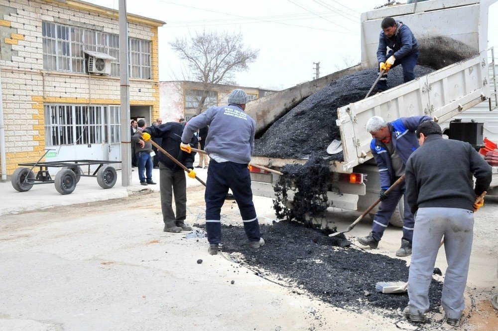 Akşehir’de yollardaki onarım ve tadilat çalışmaları sürüyor