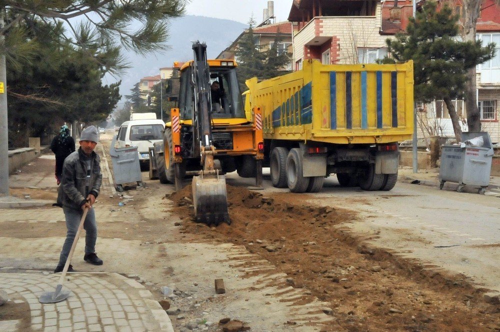 Akşehir’de yollardaki onarım ve tadilat çalışmaları sürüyor