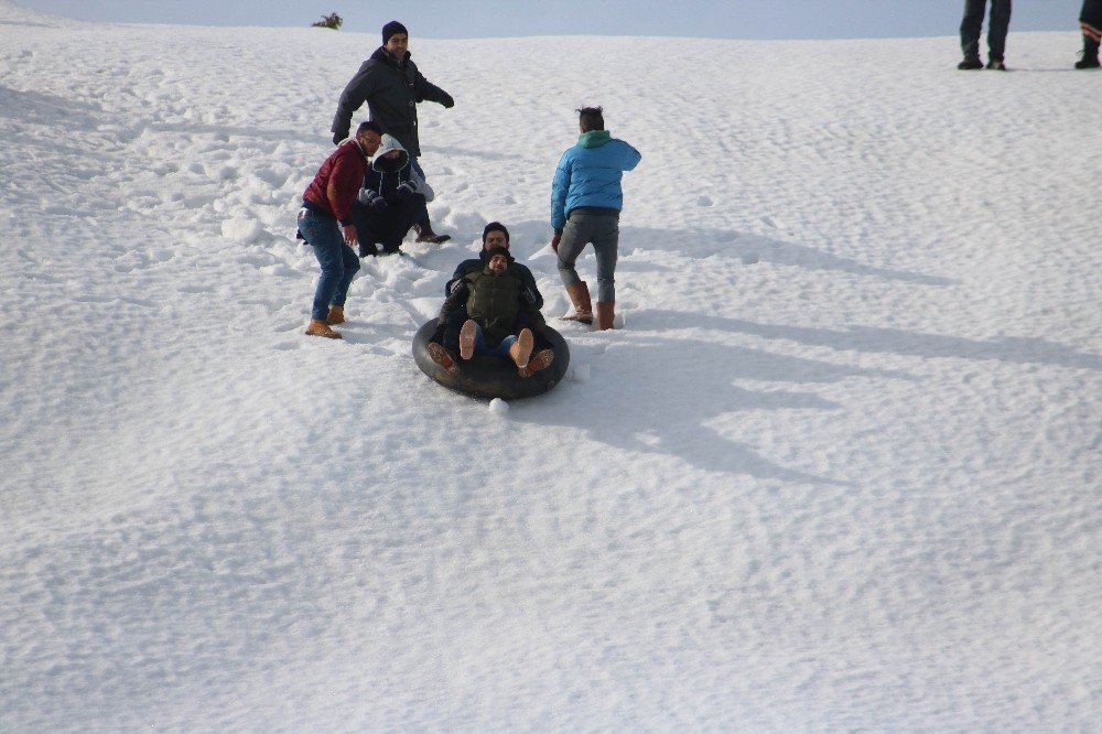 Gençlerin karda kayma keyfi