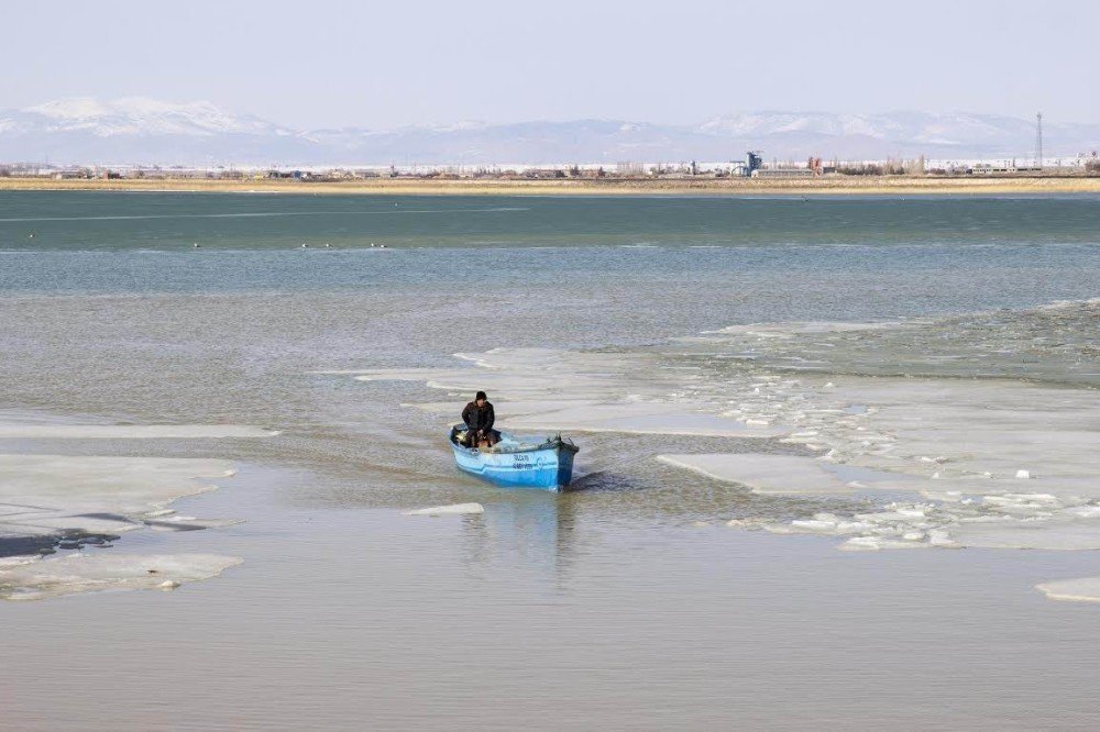 Gölde balıkçılar buzları kırarak ava çıkmaya yeniden başladı