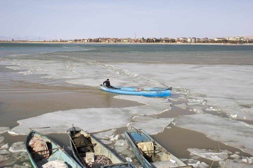 Gölde balıkçılar buzları kırarak ava çıkmaya yeniden başladı