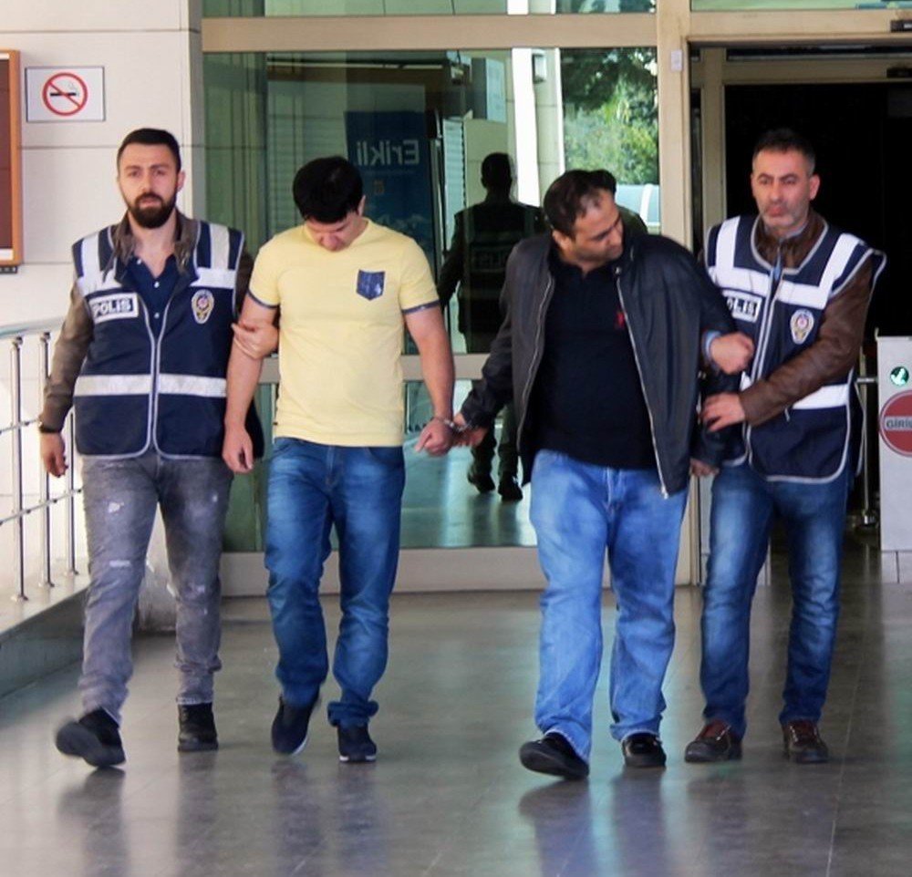 Antalya’da turistlere kendilerini polis olarak tanıtan 2 İranlı yankesici tutuklandı