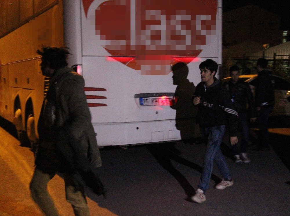Yolcu otobüsünde 63 kaçak göçmen yakalandı