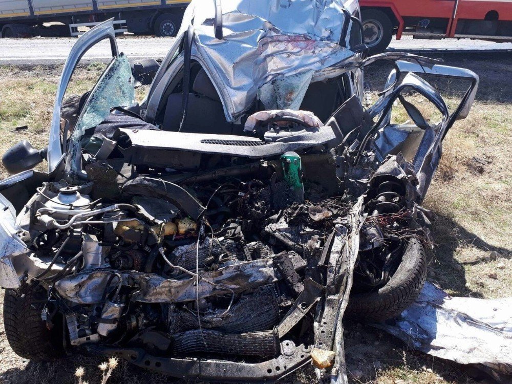 Tırla otomobil çarpıştı: 2 ölü, 3 yaralı
