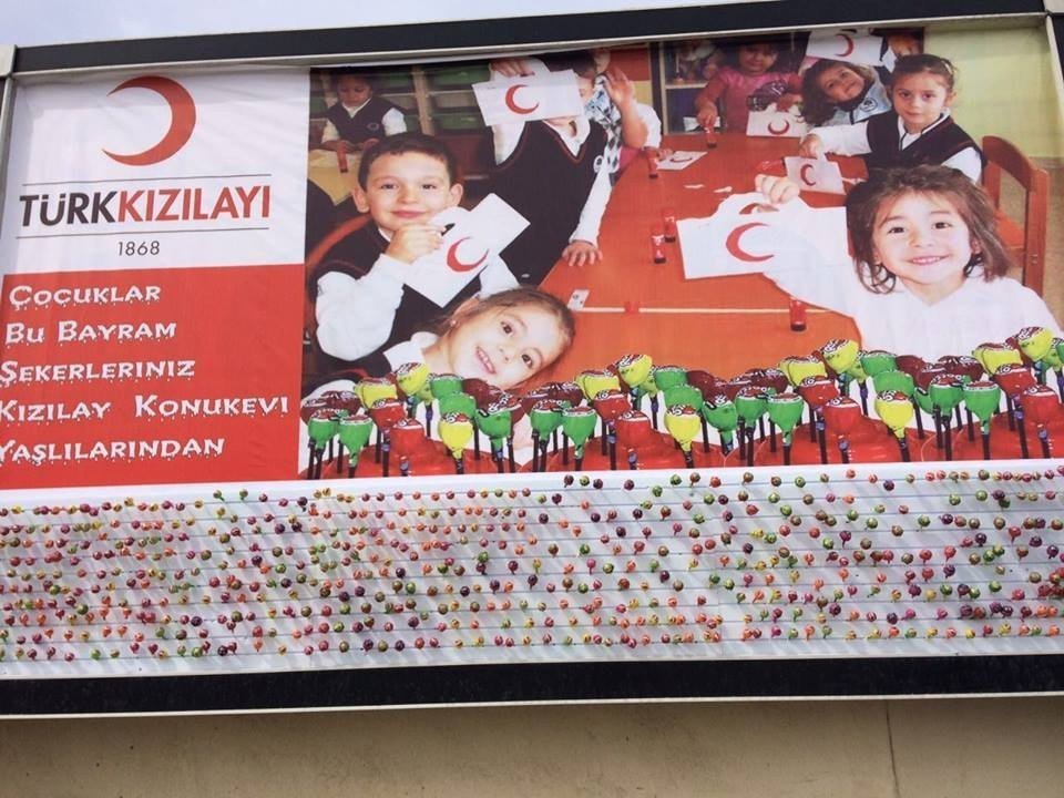 Türk Kızılayı huzurevinde kalan yaşlılar ,çocuklara sürpriz yaptı