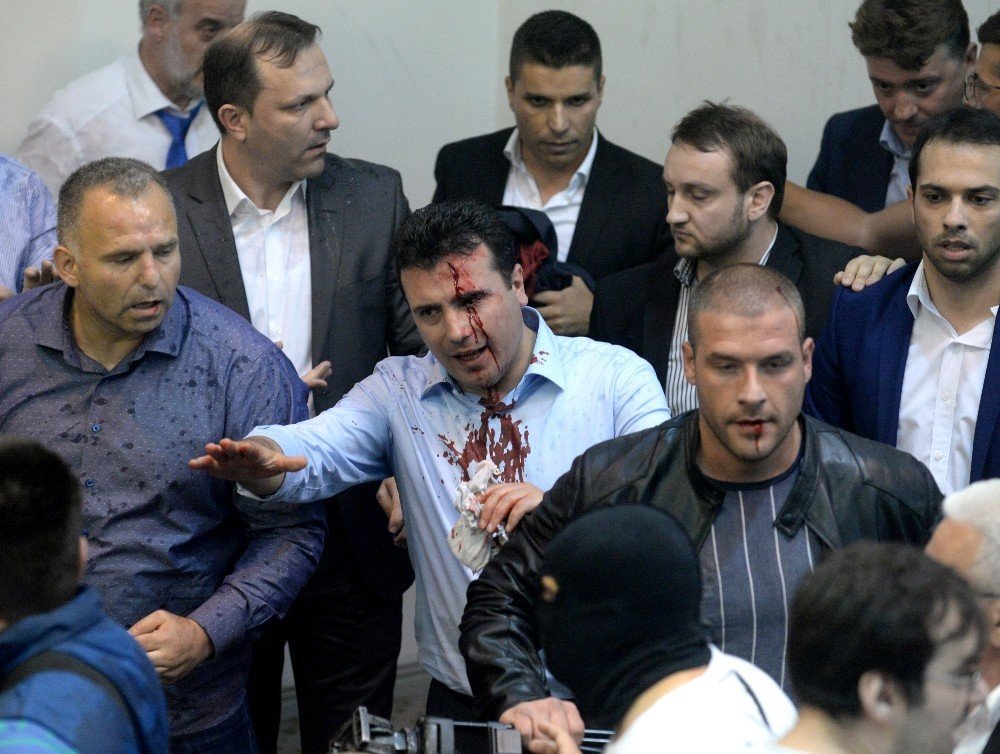 Makedonya’da polis meclisi boşalttı