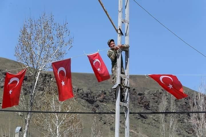 Türk Bayrakları şehit için asıldı