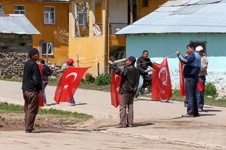 Türk Bayrakları şehit için asıldı