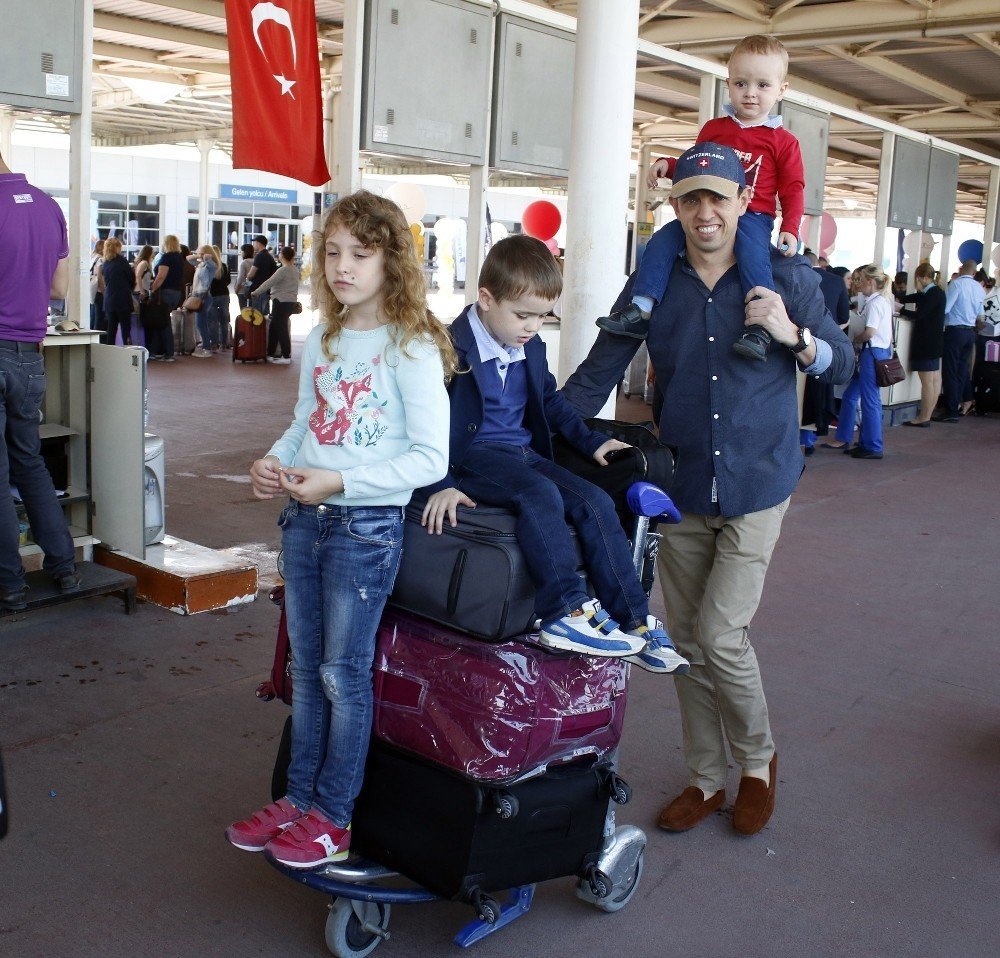 Antalya’ya bir günde 190 uçak inecek