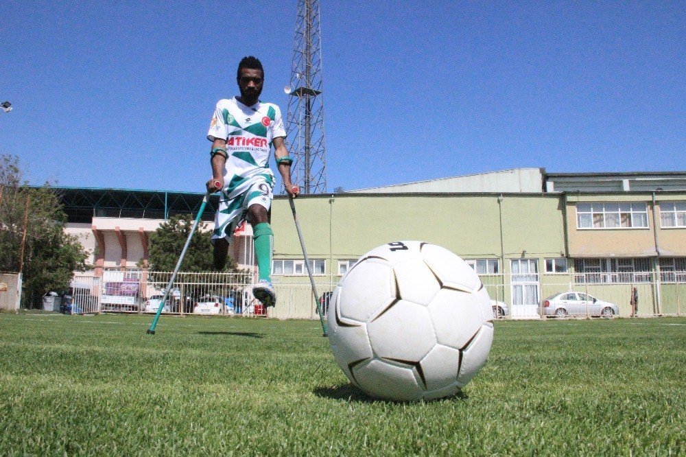 Ganalı ampute futbolcu geçimini tekstilden sağlıyor