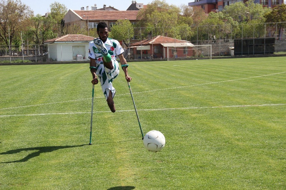 Ganalı ampute futbolcu geçimini tekstilden sağlıyor