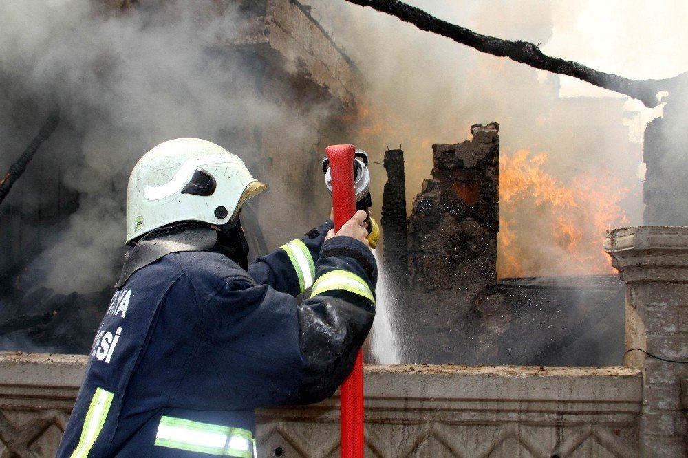 Çocukların sokakta yaktığı ateş 6 kişilik aileyi yok ediyordu