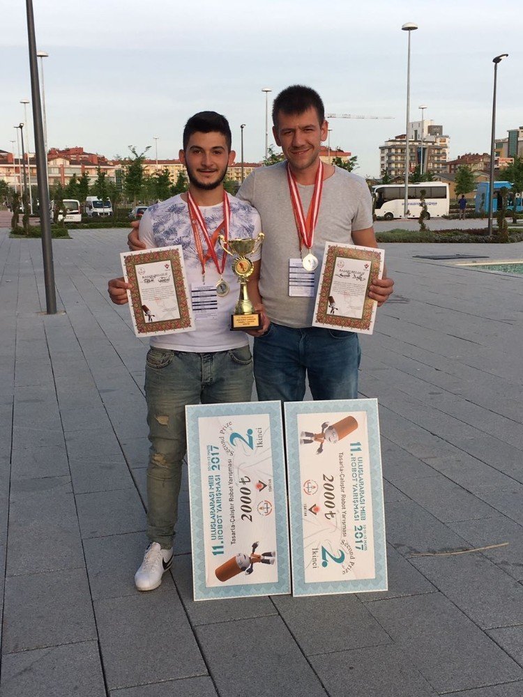 ADÜ’lü gençler robot yarışmasında Türkiye 2.’si oldu