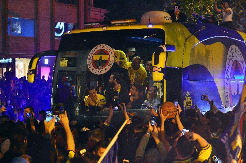 Fenerbahçe’de coşkulu kutlama