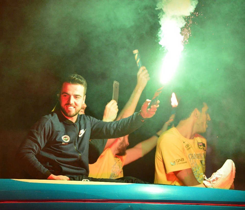 Fenerbahçe’de coşkulu kutlama