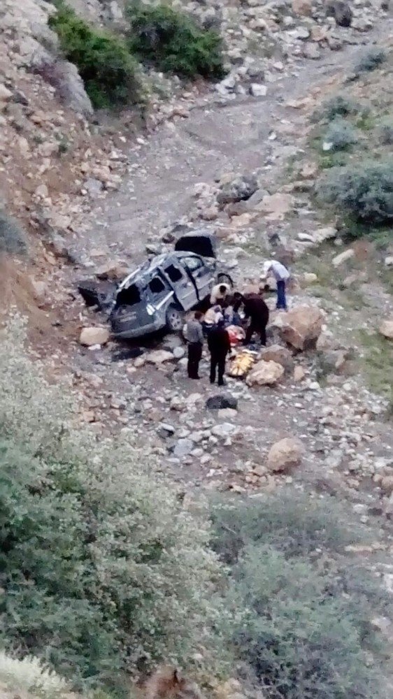 Konya'da 25 metrelik uçuruma yuvarlanan aracın sürücüsü ağır yaralandı