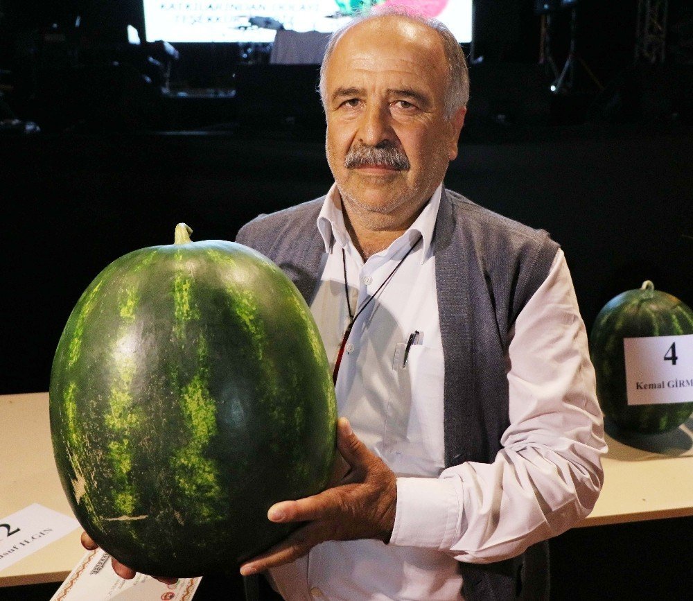 Adana’da 30 kilo 200 gramlık karpuz ödül aldı