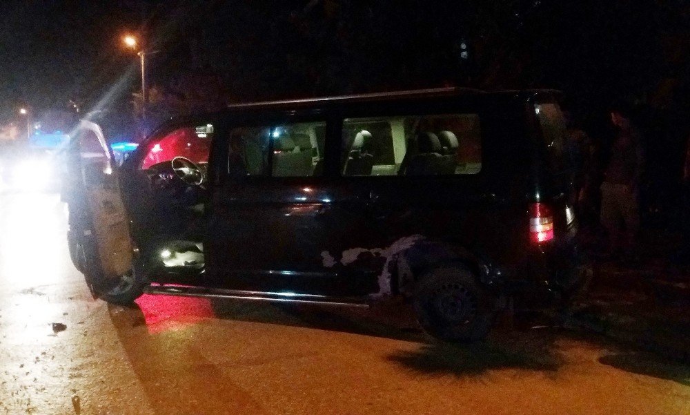 Çocukları taşıyan minibüse otomobil çarptı: 6 yaralı