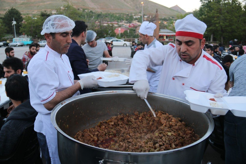Bitlis’te ilk iftar yapıldı