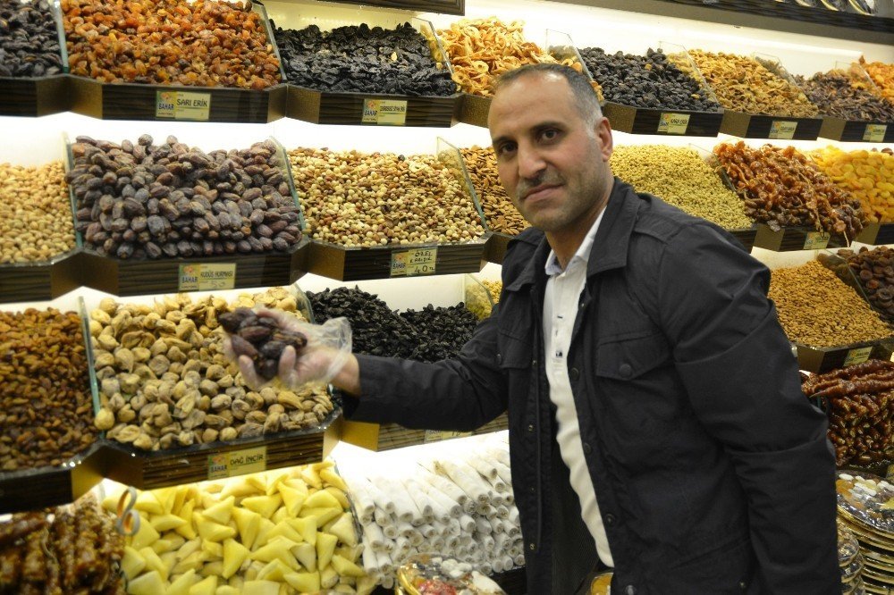 Hurma tezgahlarda yerini aldı