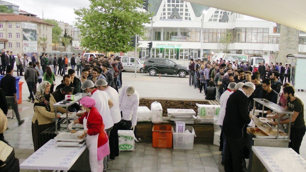 İftar sofralarında uzun kuyruklar oluştu