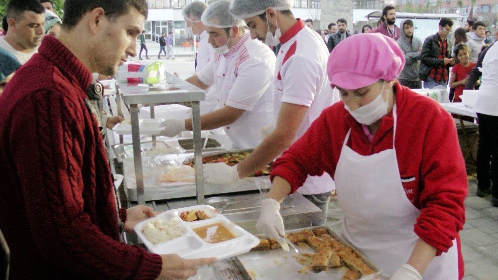 İftar sofralarında uzun kuyruklar oluştu