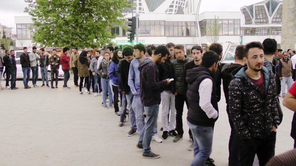 İftar sofralarında uzun kuyruklar oluştu