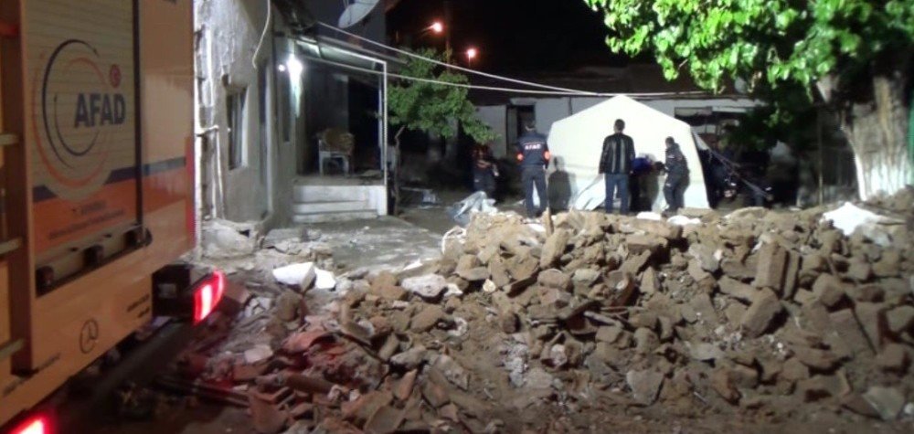Depremde evi hasar gören vatandaşlar için çadır kuruldu
