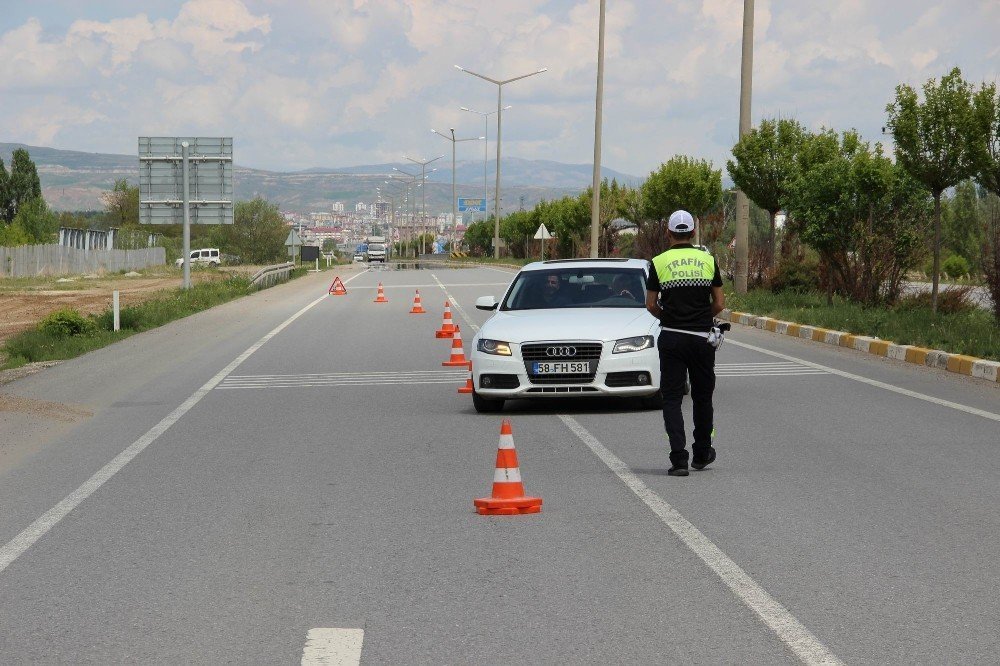 Sivas’ta kadınlar trafik uygulaması yaptı