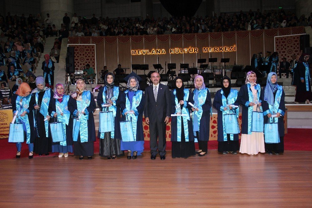 NEÜ İlahiyat Fakültesi mezun öğrencilerini törenle uğurladı