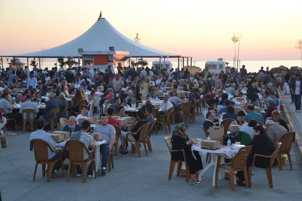 3 bin kişiye sahilde iftar