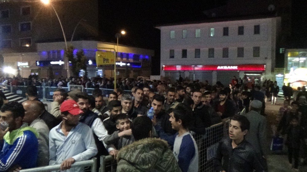 Ağrı’da vatandaşlar merkez camisine akın etti