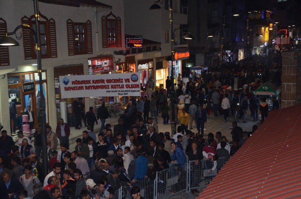 Ağrı’da vatandaşlar merkez camisine akın etti