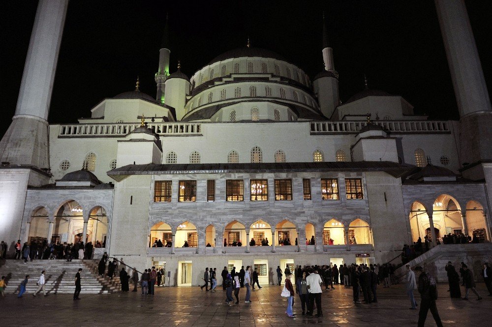 Başkent’te Kadir Gecesi’nde camiler doldu taştı