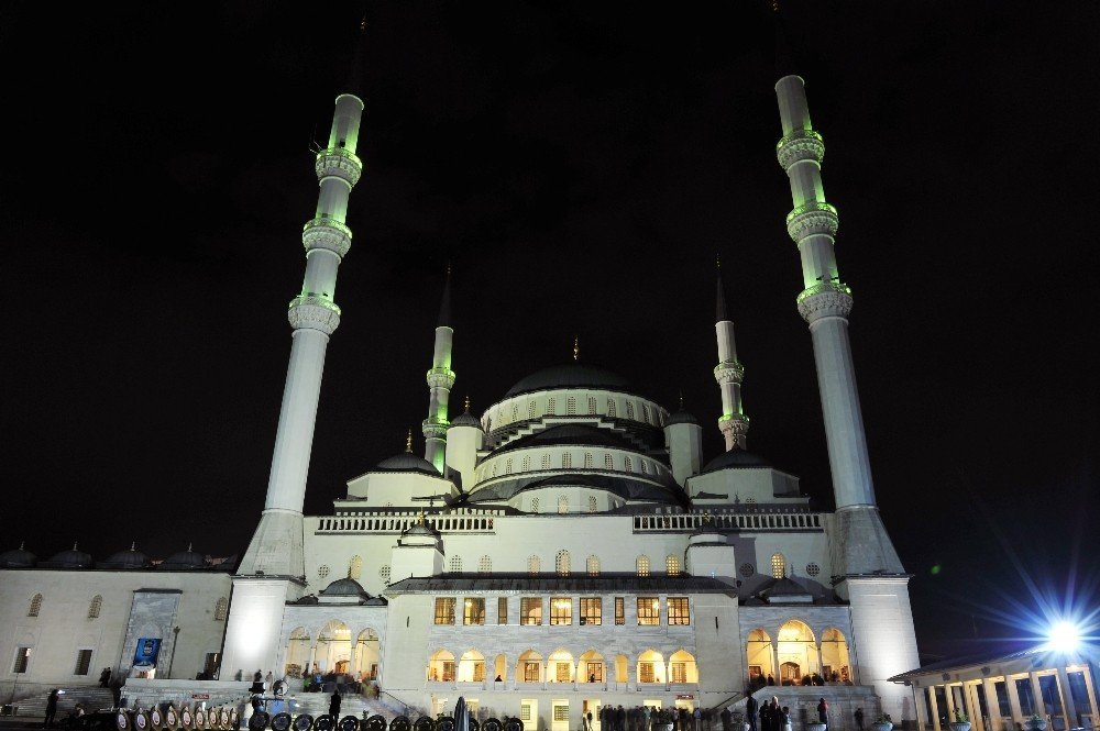 Başkent’te Kadir Gecesi’nde camiler doldu taştı