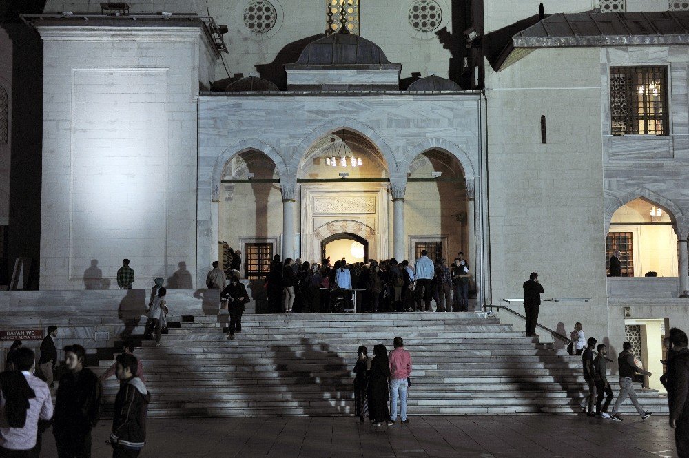 Başkent’te Kadir Gecesi’nde camiler doldu taştı