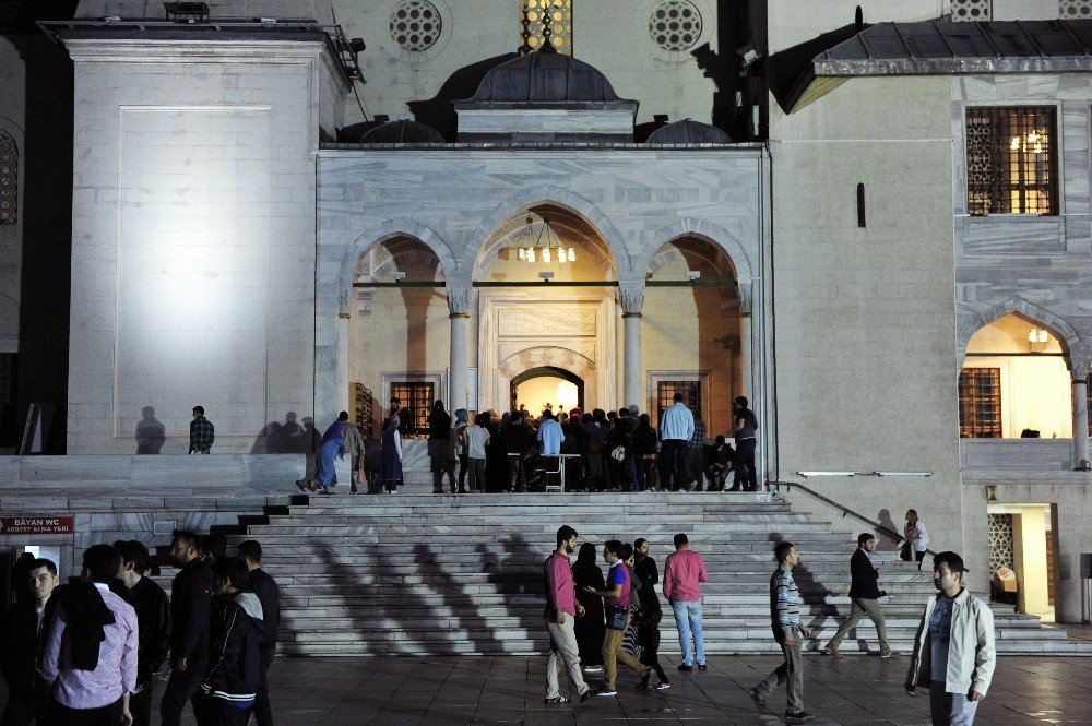 Başkent’te Kadir Gecesi’nde camiler doldu taştı
