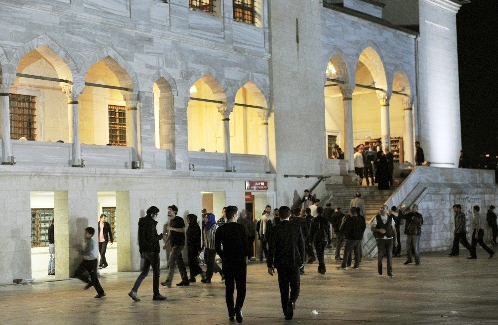 Başkent’te Kadir Gecesi’nde camiler doldu taştı