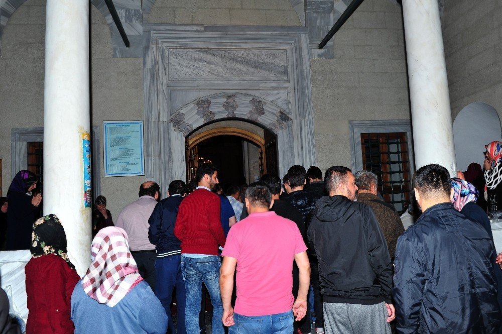 Başkent’te Kadir Gecesi’nde camiler doldu taştı