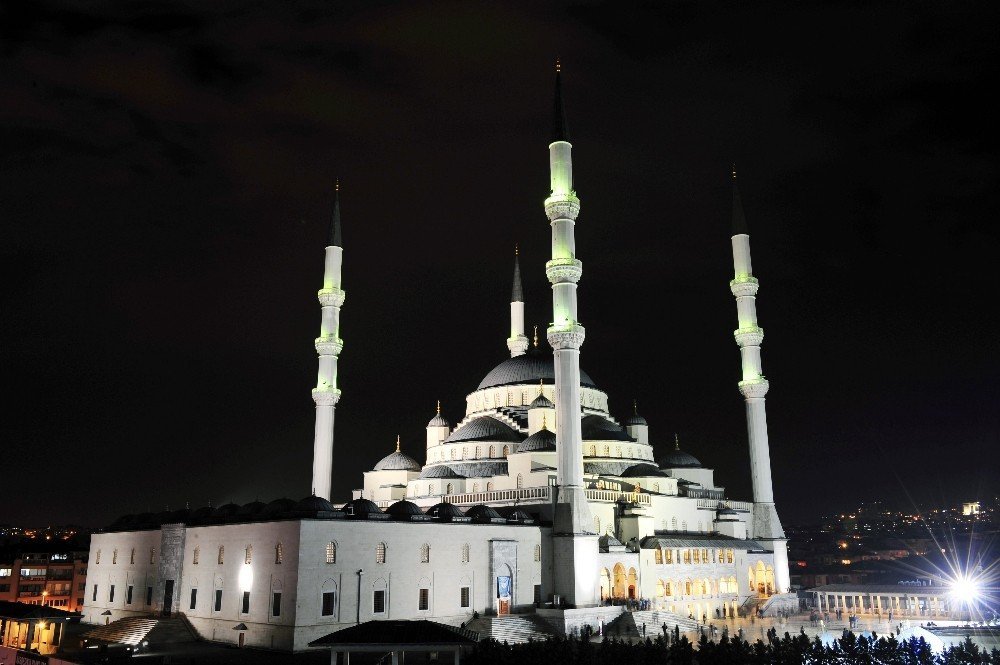 Başkent’te Kadir Gecesi’nde camiler doldu taştı