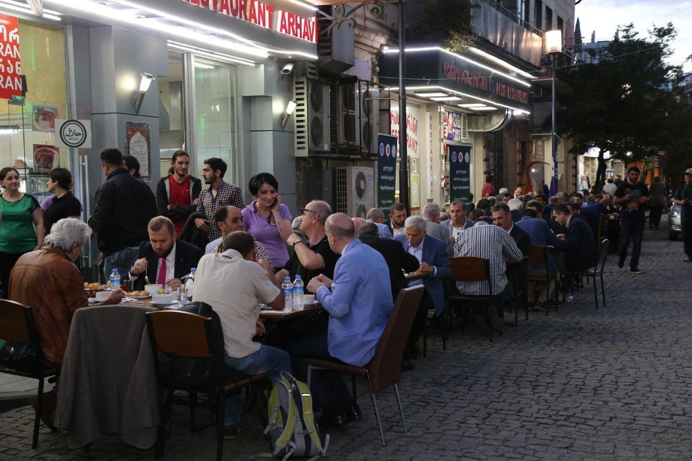 Batum’da iftar sofraları kuruldu