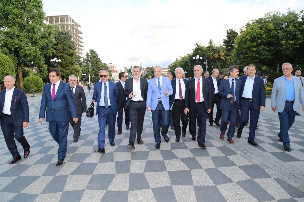 Batum’da iftar sofraları kuruldu