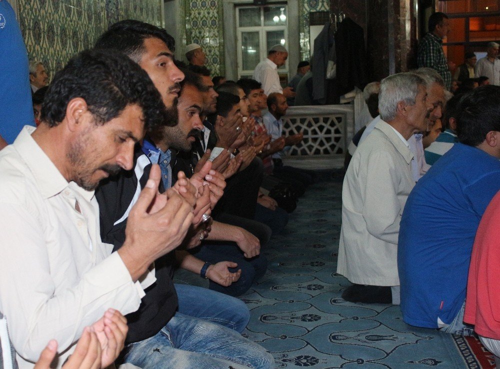 Elazığ’da Kadir Gecesi’nde camiler doldu taştı