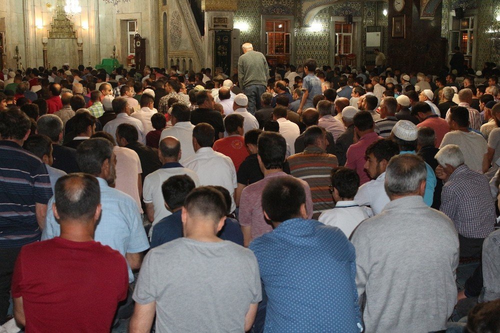 Elazığ’da Kadir Gecesi’nde camiler doldu taştı