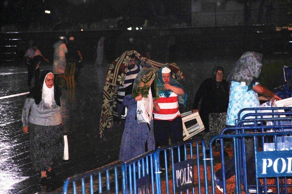 Hatay’da teravih namazına şiddetli yağmur engeli