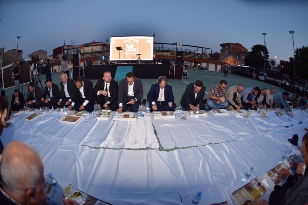 Kadir Gecesi’nde Beyoğlu’nda 5 bin kişilik iftar