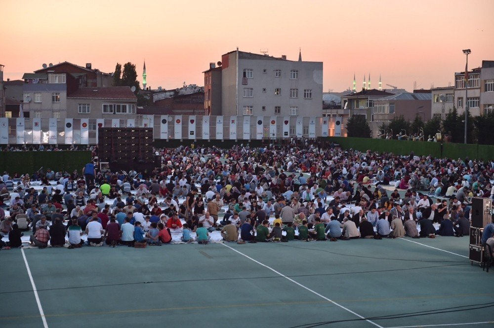 Kadir Gecesi’nde Beyoğlu’nda 5 bin kişilik iftar