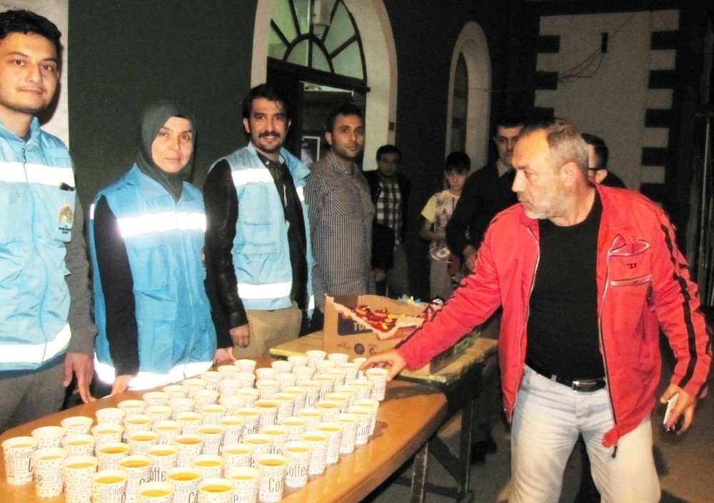 Kadir Gecesinde çikolata, kek ve meyve suyu ikramı